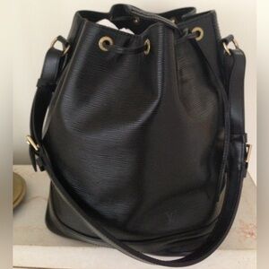 Louis Vuitton Large Noé Shoulder Bag Black Leather Bucket Bag